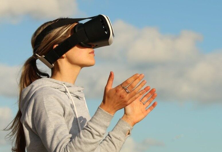 Persona con gafas de realidad virtual al aire libre.