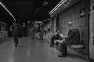 Hombre leyendo en el metro de Barcelona.