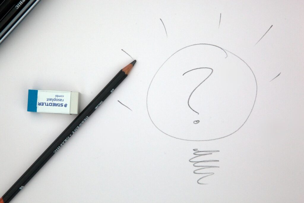 Signo de interrogación dibujado con un lápiz.